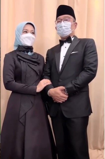 Hadiri Pernikahan Putri Anies Baswedan, Ridwan Kamil dan Istri Kompak Pakai Outfit Mamba. (Instagram)