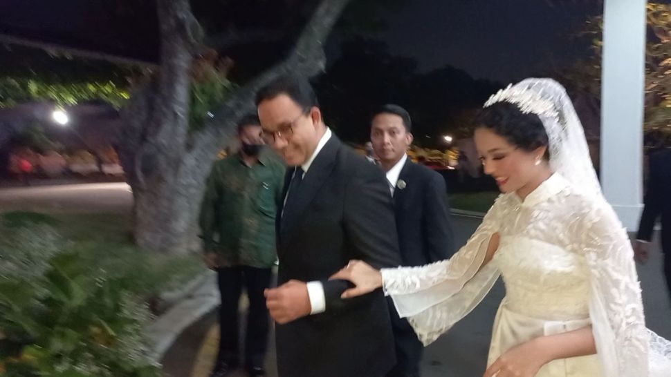 Momen Anies Baswedan Gandeng Putrinya Menuju Gedung Pernikahan. (Suara.com/Dini Afrianti Efendi)