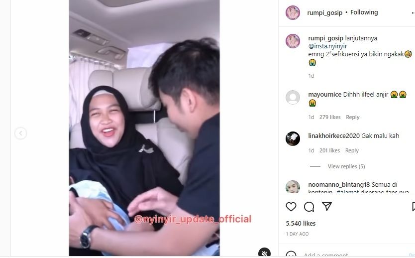 Tangkapan layar Ria Ricis saat memberi ASI anak pertamanya. (Instagram/@rumpi_gosip)