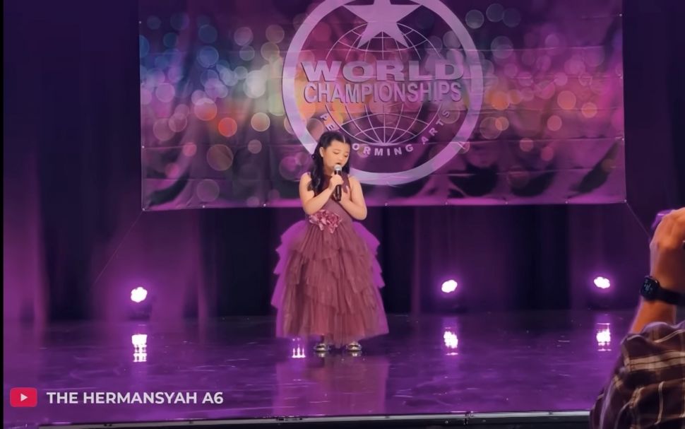 Arsy selalu mengenakan baju yang berbeda saat tampil di ajang bernyanyi International, World Championships of Performing Arts (WCOPA) 2022. (Dok. Youtube)