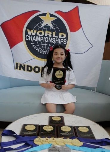 Arsy Hermansyah pamer penghargaan di World Championships of Performing Arts (WCOPA) 2022  [Instagram/@ashanty_ash]