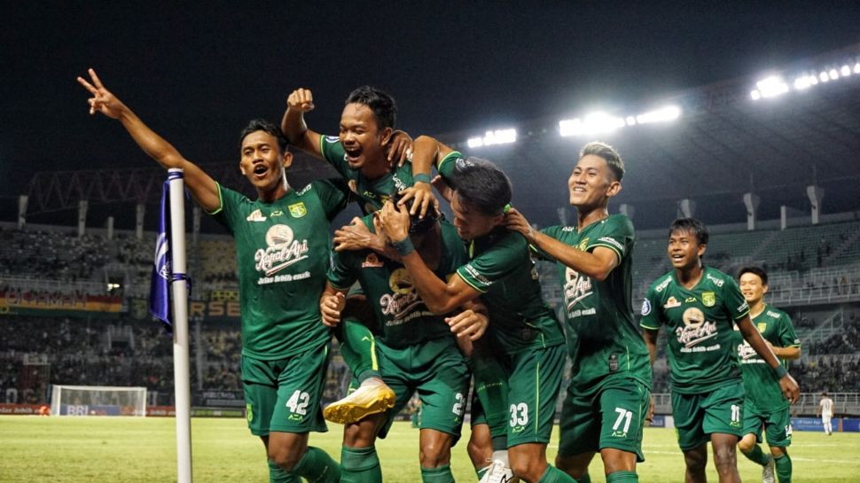 Pemain Persebaya Surabaya merayakan gol pertama yang dicetak oleh Sho Yamamoto di Stadion Gelora Bung Tomo, Senin (1/8/2022). [Suara.com/Dimas Angga]