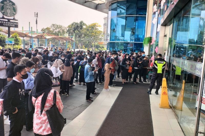 Ratusan warga mengantre di depan mall Season City untuk ikut Job Fair, Selasa (2/8/2022) ANTARA / Walda