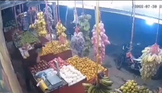 Detik-detik pelaku pemalakan mengejar pedagang buah bawa celurit. (Instagram/rina.senjaa1)