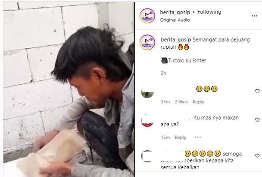 Kuli makan cocol bungkus (Instagram/berita_gosip)