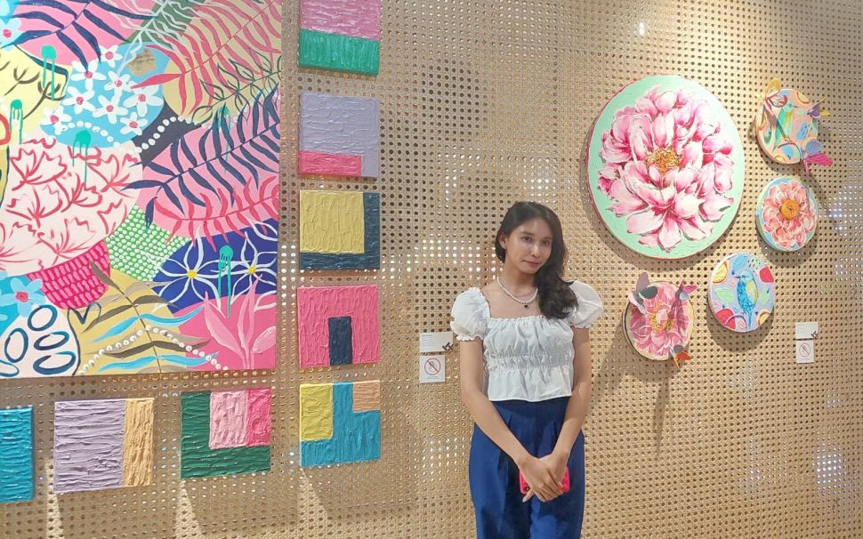 Elma Lucyana dan karya seninya di pameran tunggalnya yang bertajuk 'INTERVAL' bertempat di ARTOTEL Yogyakarta. (Suara/Arendya)