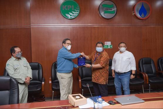 Perwakilan Rumah Sakit Metropolitan Medical Centre yang dipimpin oleh Dr. Roswin Rosnim Djaafar, MARS selaku Direktur  Utama dan Direktur Komersil, Umum dan PSDM, Awaludin, S.T., CHRM memberikan Cenderamata kepada Vice President Direktur PT Kaltim Parna Industri, Hotdo M. Pasaribu, Jumat (22/7).