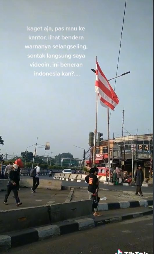 Publik digegerkan oleh potongan video yang merekam bendera Merah Putih yang terpancang di sebuah tiang, tapi dianggap tak lazim. [TiKTok]