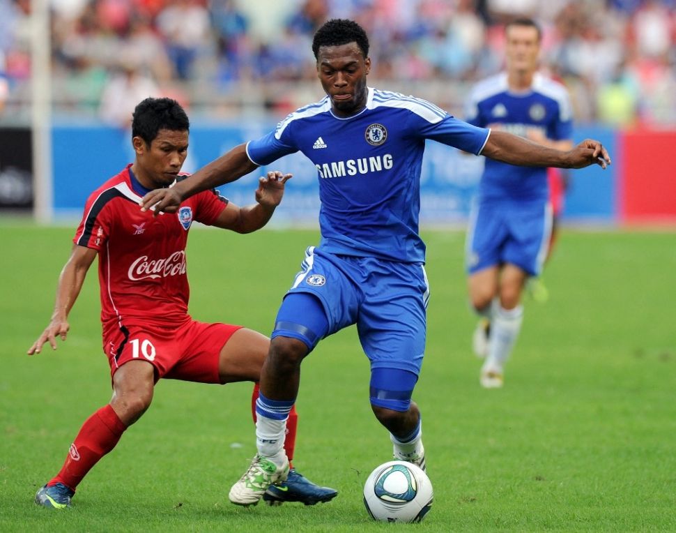 Penyerang Chelsea, Daniel Sturridge (kanan) berbut bola dengan Pipob Onmo dari Thai Premier League All Stars dalam laga persahabatan di stadion Rajamangala, Bangkok, 24 Juli 2011. Chelsea mengalahkan All Stars Liga Premier Thailand 4-0. AFP PHOTO/PORNCHAI KITTIWONGSAKUL.