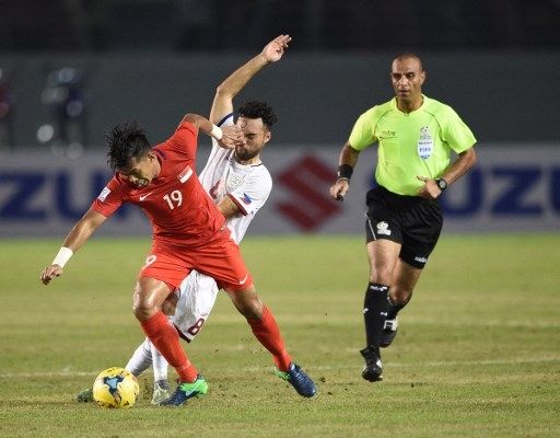 Pemain Filipina Mike Ott merebut bola dari kaki pemain Singapura Khairul Amri dalam pertandingan Suzuki AFF Cup di Philippine Arena, Bocaue, Bulacan pada 19 November 2016. [AFP]