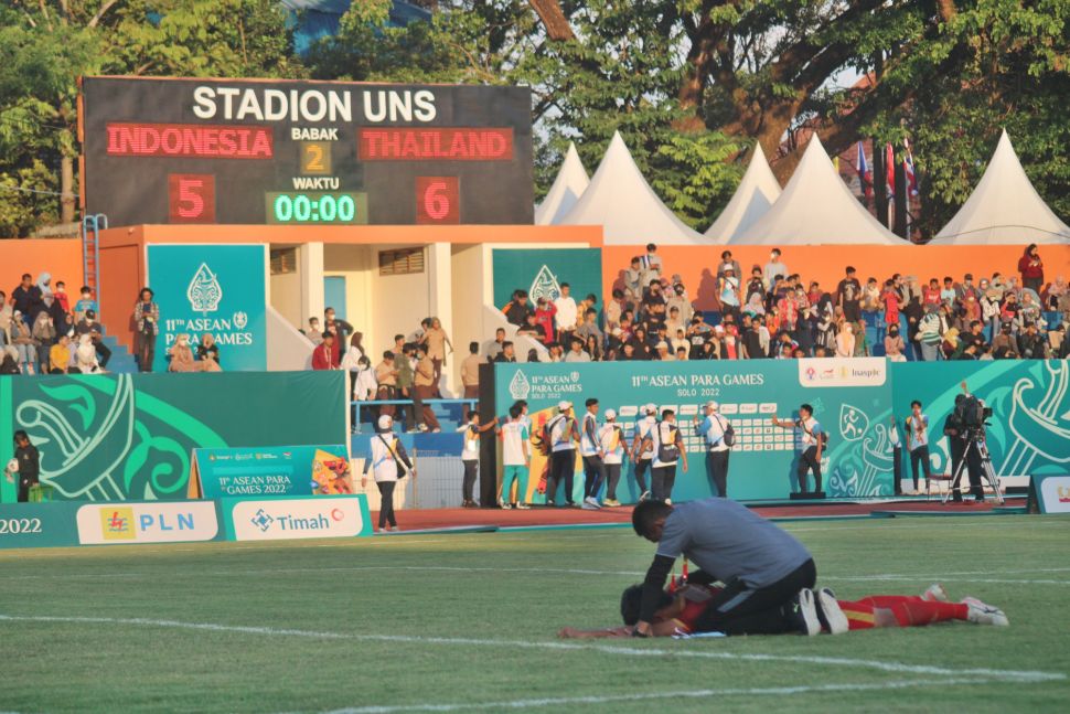 Timnas CP Indonesia kalah dramatis dari Thailand melalui babak adu penalti dalam laga final ASEAN Para Games 2022 di Stadion Universitas Sebelas Maret (UNS), Jumat (5/8/2022). [Suara.com/Ronald Seger Prabowo]