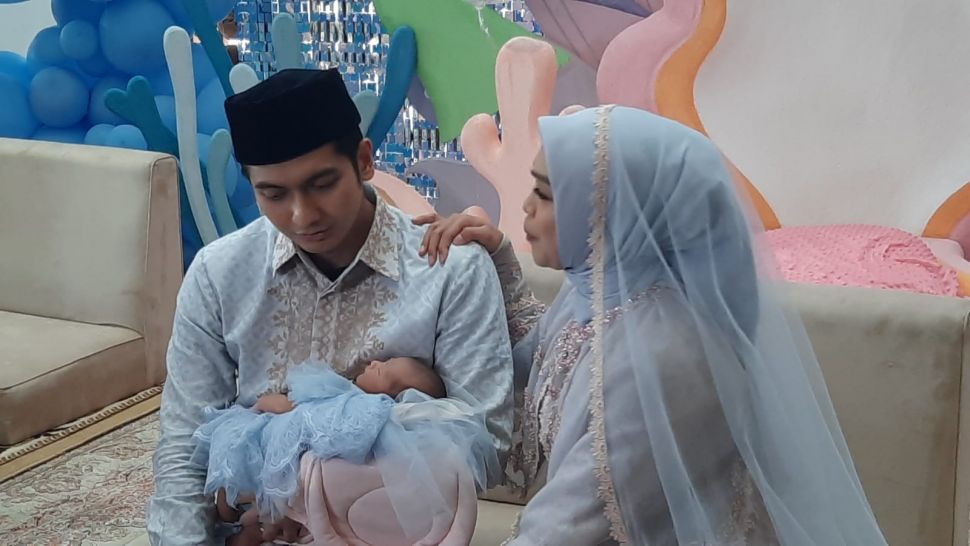Ria Ricis dan Teuku Ryan di acara akikahan anaknya, sekaligus mengumumkan nama sang putri di kediamannya di kawasan Jagakarsa, Jakarta Selatan, Jumat (5/8/2022). [Rena Pangesti/Suara.com]