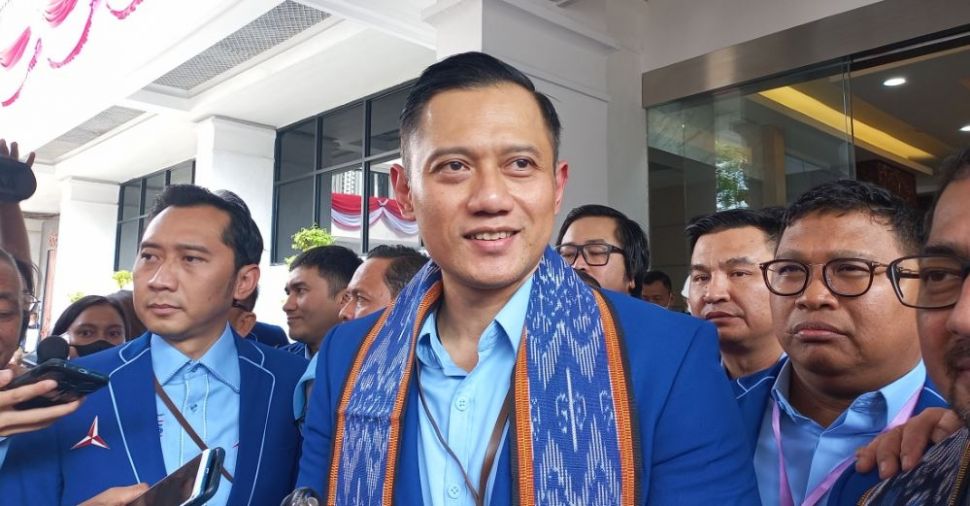 Ketum Partai Demokrat Agus Harimurti Yudhoyono memimpin jajaran pengurus partainya mendaftar ke KPU sebagai calon peserta Pemilu 2024 pada Jumat (5/8/2022). [Suara.com/Bagaskara]