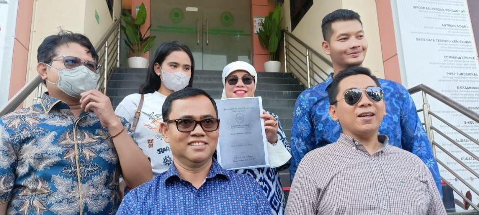Haji Faisal bersama istri dan pengacaranya senyum semringah setelah ditetapkan menjadi wali Gala Sky Andriansyah di Pengadilan Agama Jakarta Barat, Juma (5/8/2022). [Rena Pangesti/Suara.com]