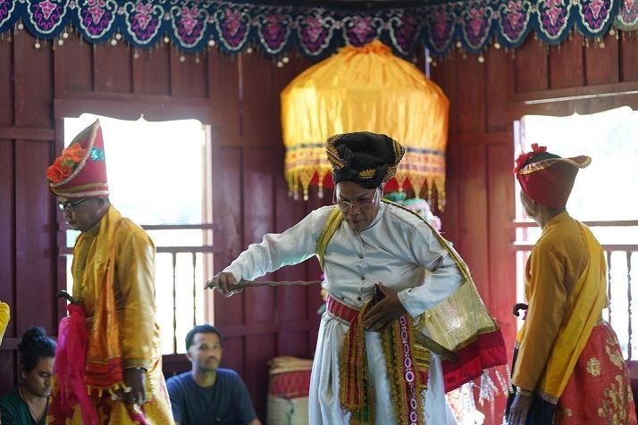 Kedatangan seniman muda dan rombongan pengasuh Temu Seni disambut hangat di rumah masyarakat Bissu dengan alunan alat musik khas Bugis berupa gendang, gong, pui-pui dan lae-lae serta dalam momen istimewa pemimpin Bissu Puang Matoa Bissu Nani bersama sejumlah anggota keluarga menyajikan ritual Ma’giri, sebuah tarian spiritual yang sudah berumur ratusan tahun.