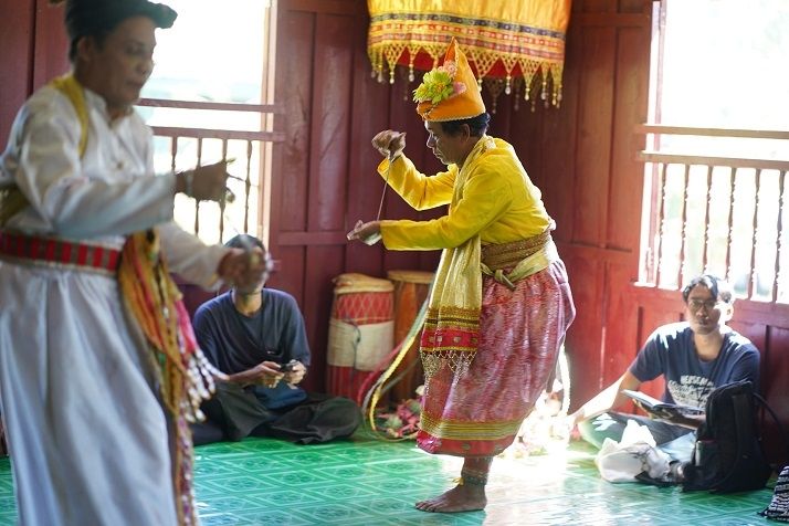 Kedatangan seniman muda dan rombongan pengasuh Temu Seni disambut hangat di rumah masyarakat Bissu dengan alunan alat musik khas Bugis berupa gendang, gong, pui-pui dan lae-lae serta dalam momen istimewa pemimpin Bissu Puang Matoa Bissu Nani bersama sejumlah anggota keluarga menyajikan ritual Ma’giri, sebuah tarian spiritual yang sudah berumur ratusan tahun.