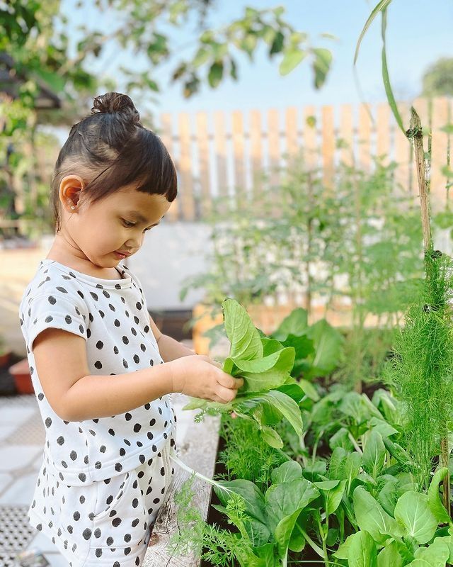 Potret Anak Young Lex Berkebun. (Instagram/@eriskanakesya)