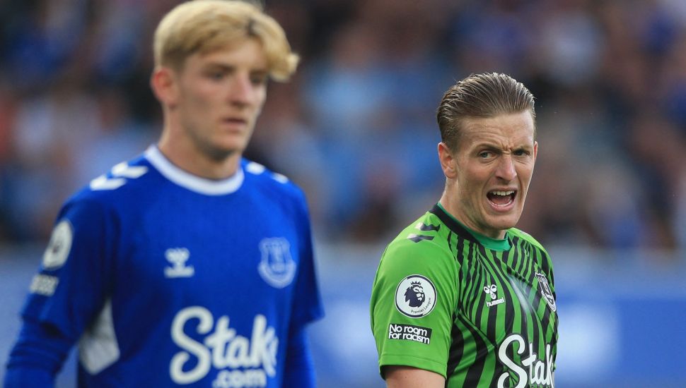 Penjaga gawang Everton Jordan Pickford meneriaki rekan satu timnya saat pertandingan sepak bola Liga Premier Inggris antara Everton dan Chelsea di Stadion Goodison Park, Liverpool, Inggris, Sabtu (6/8/2022). [Lindsey Parnaby / AFP]