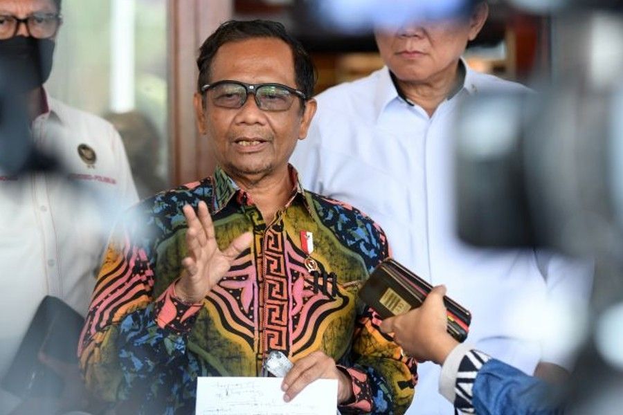 Menko Polhukam Mahfud MD memberikan keterangan kepada media usai menerima audiensi dari ayah mendiang Nofriansyah Yosua Hutabarat (Brigadir J), Samuel HutabaratÊdan Persatuan Marga Hutabarat di Kemenko Polhukam, Jakarta, Rabu (3/8/2022). [Dok.Antara]