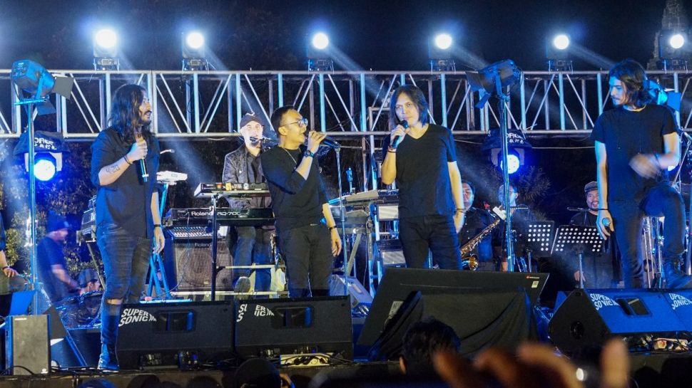 Konser Dewa 19 di Candi Prambanan. [Empat vokalis Dewa 19 tampil bersama di Konser 30 Tahun Dewa 19 di Candi Prambanan, Sabtu (06/08/2022) malam. [Kontributor / Putu Ayu Palupi]