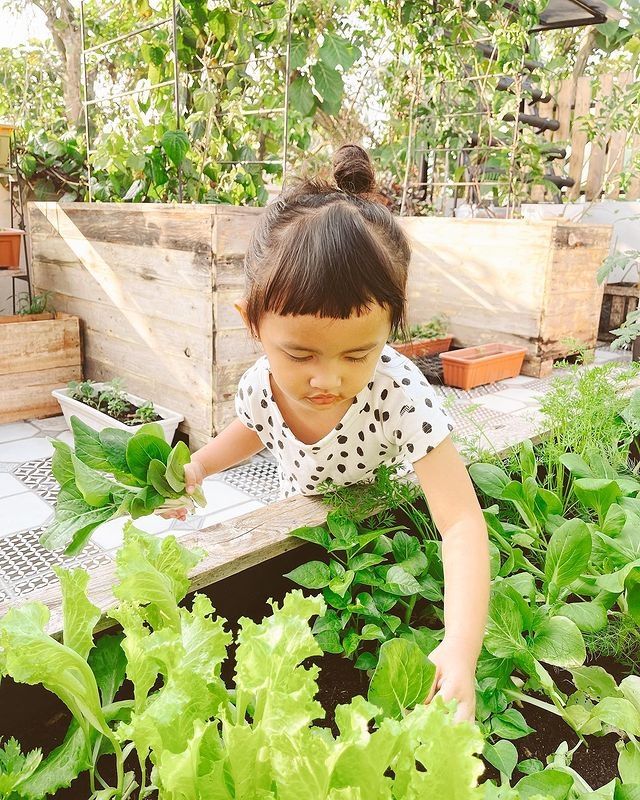 Potret Anak Young Lex Berkebun. (Instagram/@eriskanakesya)