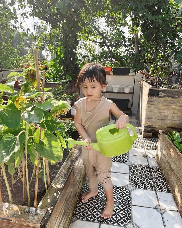 Potret Anak Young Lex Berkebun. (Instagram/@eriskanakesya)
