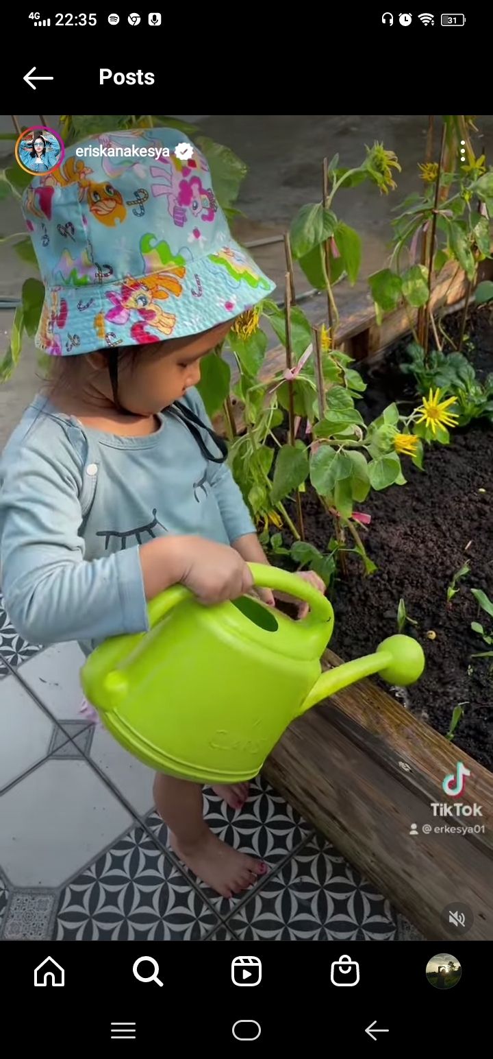 Potret Anak Young Lex Berkebun. (Instagram/@eriskanakesya)
