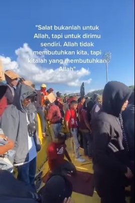 Pria salat di stadion (Instagram/kepoin_trending)