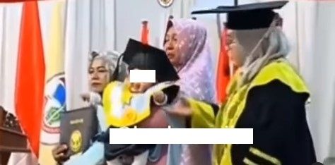 Bayi wakilkan wisuda mendiang ibu (Instagram/pembasmi.kehaluan.reall)