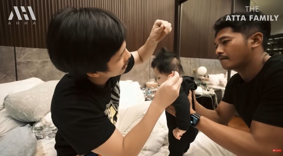 Momen Atta Halilintar potong rambut Ameena. (YouTube/AH)