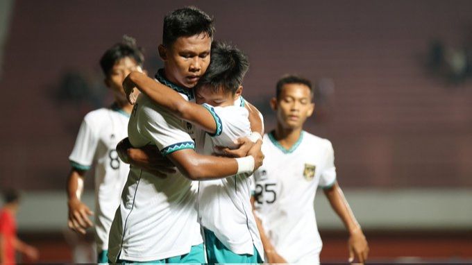 Penggawa Timnas Indonesia U-16 berpelukan usai menyarangkan gol ke gawang lawan. (Twitter / @irfanirfanmaul4)