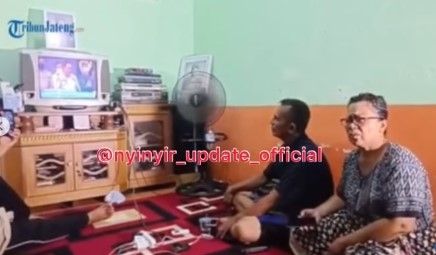 Orangtua Brigadir J menonton pengumuman tersangka (Instagram/rumpi_gosip)