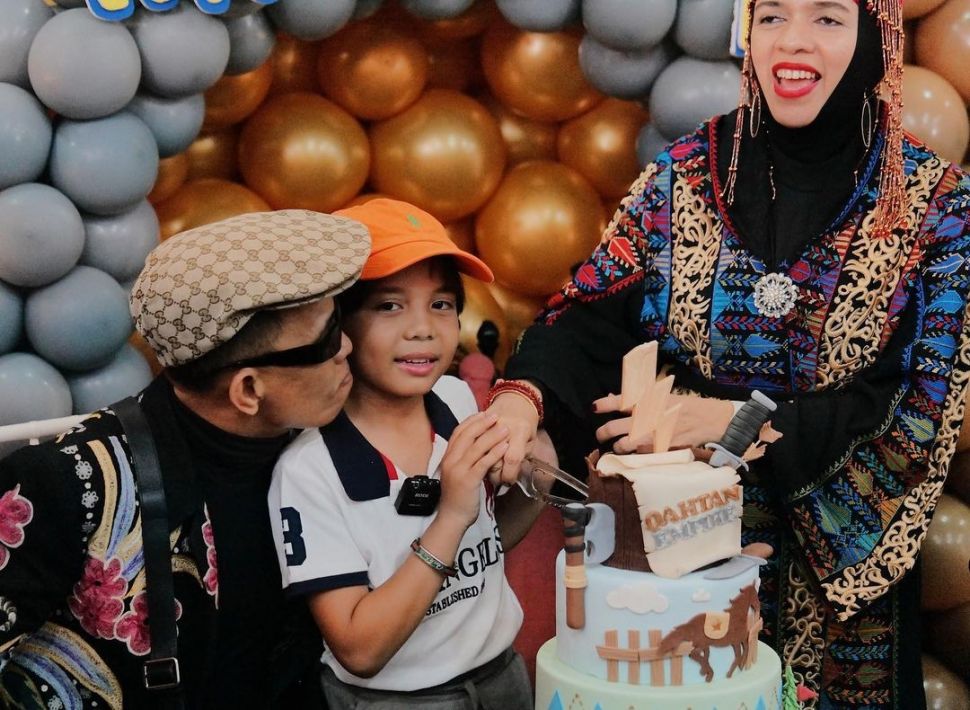 Qahtan Halilintar bersama ayah dan ibu, saat merayakan ulang tahun ke-10. [Instagram @genifaruk]