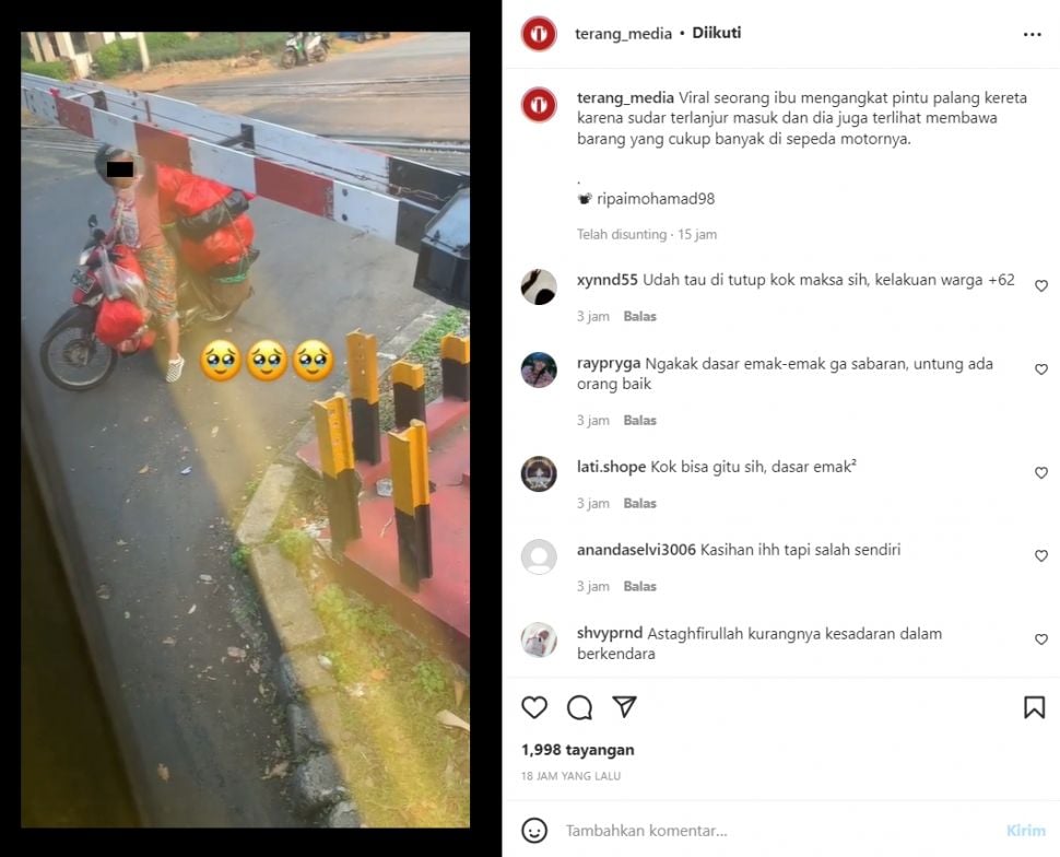 Emak-emak kesulitan angkat palang pintu perlintasan KA yang telah tertutup (Instagram/ terang_media)