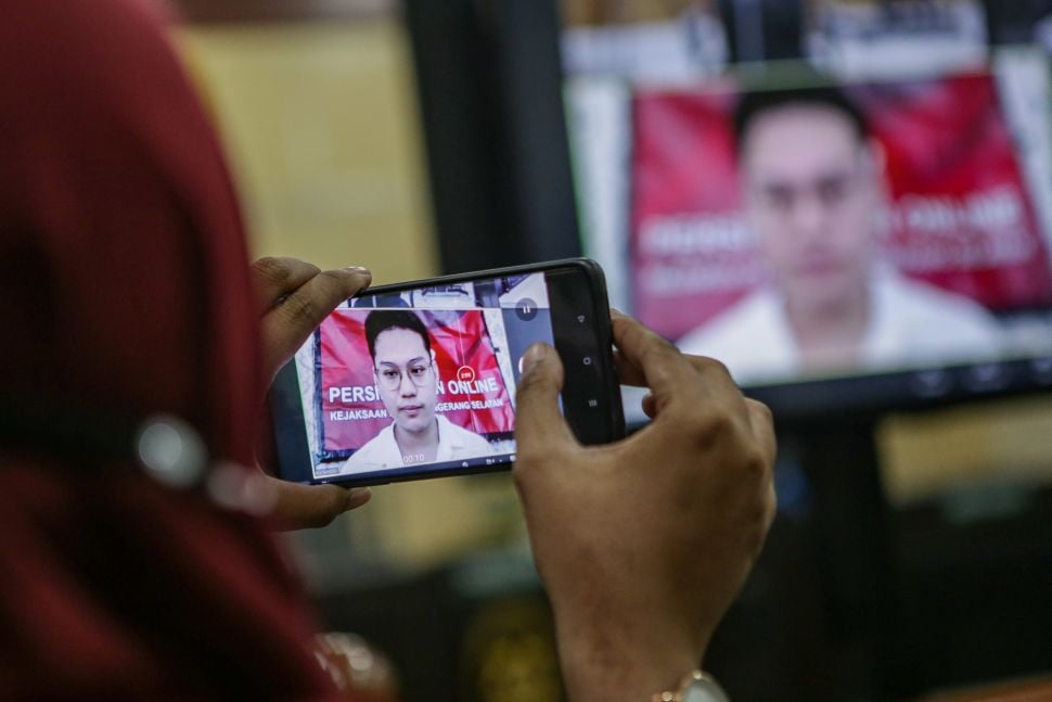 Terdakwa kasus penipuan dan investasi bodong Binomo Indra Kesuma atau Indra Kenz hadir secara daring pada sidang perdana di Pengadilan Negeri Tangerang, Kota Tangerang, Banten, Jumat (12/8/2022).  ANTARA FOTO/Fauzan