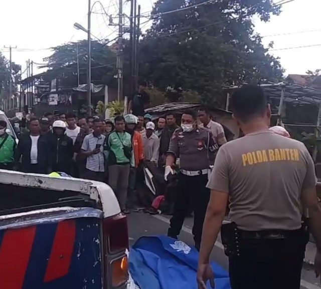 Polisi Polres serang Kota mengevakuasi korban kecelakaan lalu lintas di Serang, Kamis (11/8/2022)