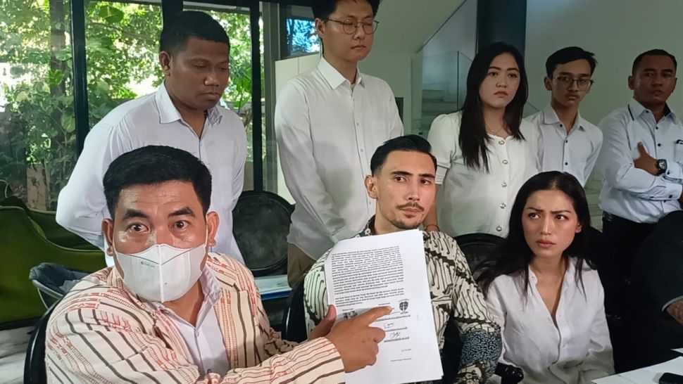 Jessica Iskandar dan Vincent Verhaag bersama tim pengacaranya menggelar konferensi pers terkait penggelapan 11 mobilnya di kawasan Setiabudi, Jakarta Selatan, Sabtu (13/8/2022). [Rena Pangesti/Suara.com]