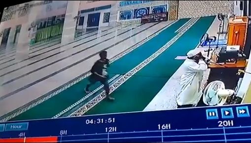 Video viral di media-media sosial berisi rekaman seorang pemuda menganiaya bapak-bapak yang sedang mengumandangkan azan di masjid, memicu kemarahan publik. [Instagram]