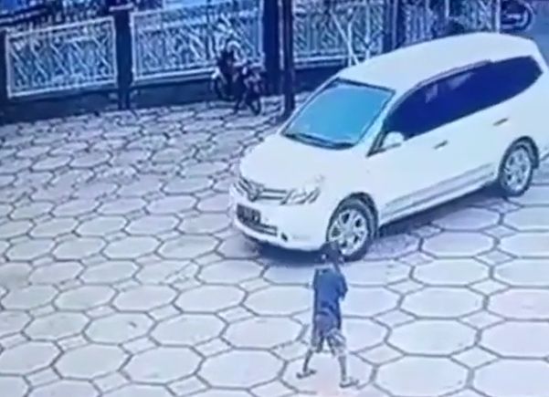 Video viral seorang sopir mobil minibus melindas anak-anak yang tengah bermain di halaman masjid di Pekalongan, Jawa Tengah, memicu kemarahan publik. [Instagram]