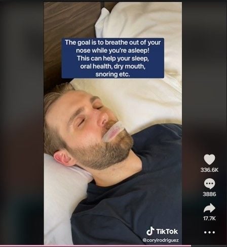 Memplester mulut saat tidur (TikTok)