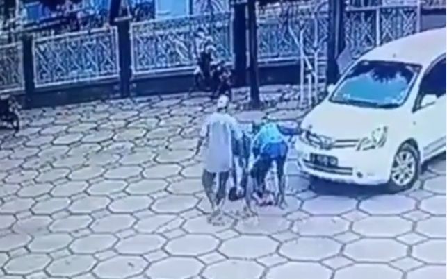 Video viral seorang sopir mobil minibus melindas anak-anak yang tengah bermain di halaman masjid di Pekalongan, Jawa Tengah, memicu kemarahan publik. [Instagram]