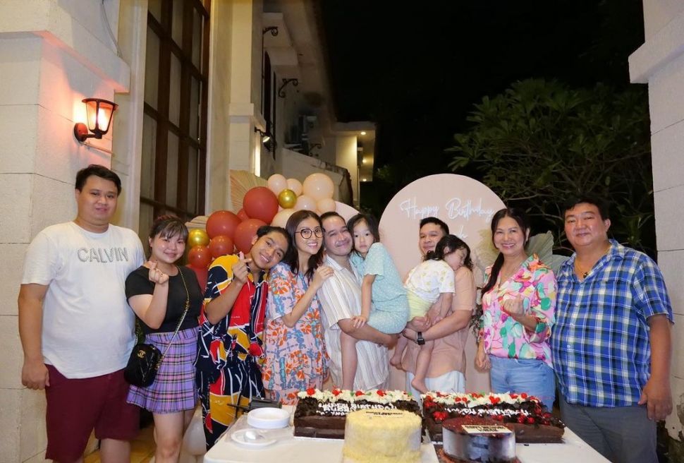 Ruben Onsu mendapat kejutan ulang tahun ke-39 dari istri, anak-anak, dan kerabat dekat. [Instagram]