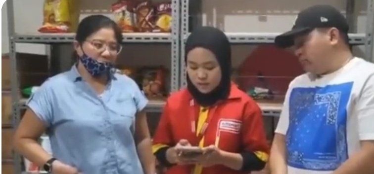 Viral karyawan Alfamart dipaksa minta maaf ke pencuri cokelat yang bawa pengacara. (Twitter/namaku_mei)