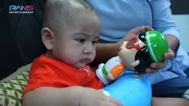 Momen Rafathar dan Rayyanza perdana naik kereta (YouTube/Rans Entertainment)