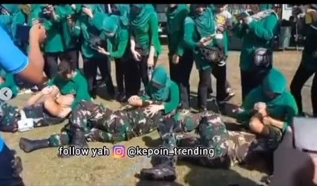 Anggota TNI bersiap lari (Instagram/kepoin_trending)