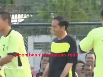 Video Jokowi ikut lomba 17-an. (Instagram/pembasmi.kehaluan.reall)