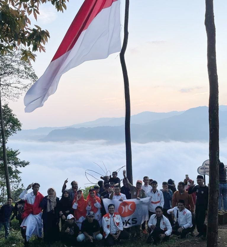 Pengibaran bendera merah putih di Negeri di Atas Awan, Rabu (17/8/2022). [IST]