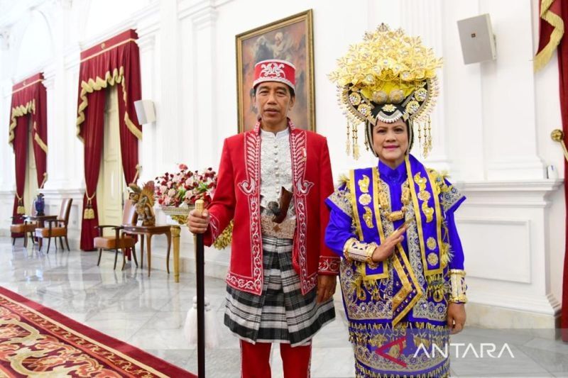 Presiden Jokowi dan Ibu Negara Iriana mengenakan baju adat Buton saat HUT Kemerdekaan RI ke-77 di Istana Merdeka. (Foto: Antara)