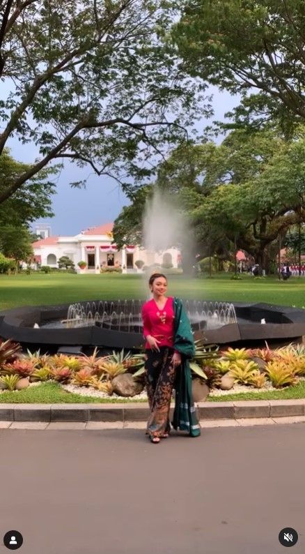 Potret Artis Hadiri Upacara di Istana Merdek  (Instagram/@riafinola)