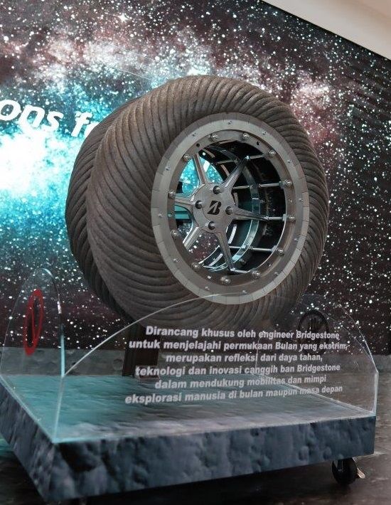 PT Bridgestone Tire Indonesia memamerkan Lunar Rover Tire, prototipe ban yang didesain khusus untuk dapat menahan kondisi keras di Bulan dalam gelaran GIIAS 2022 [Bridgestone].